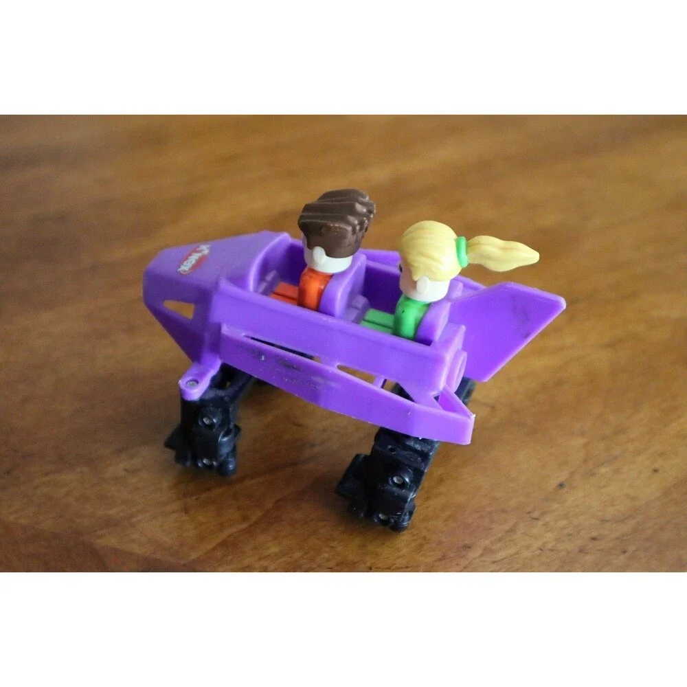Knex Rippin' Rocket Coaster Replacement Part: K'nex Boy and Girl in Car has wear